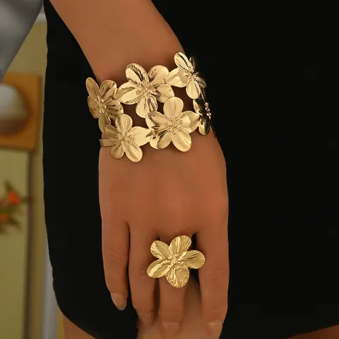 Set di Gioielli in Lega Placcata Oro a Forma di Fiore per Donna Bracciale Rigido Aperto Struttura Spazzolata e Anello Regolabile Accessorio Moda Festa Matrimonio