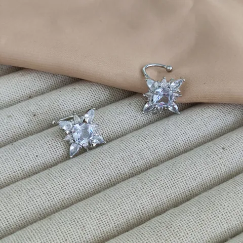 Copper Zircon Star Ear Cuffs For Women Niche Design Snowflake Cluster Non-Pierced Clip On Earrings Fashion Jewelry Gift