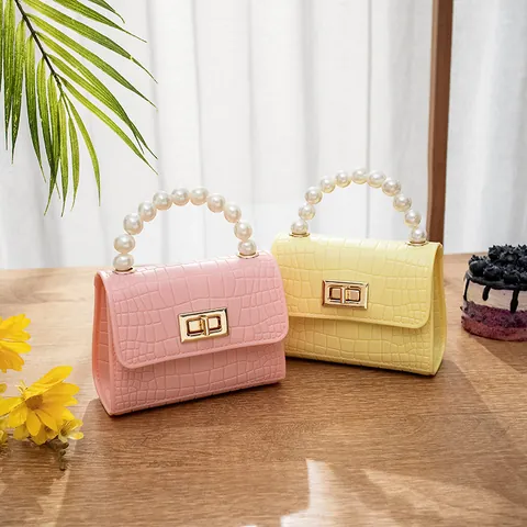 Damen Mini Handtasche PVC Krokodilmuster Künstliche Perlen Griff Goldener Drehverschluss Metallkette Süßes Modeaccessoire