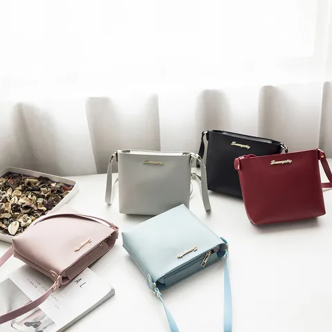Damen Minimalistische PU-Leder Umhängetasche Kleine Quadratische Schultertasche Metall-Logo Verstellbarer Gurt Mode Geldbörse