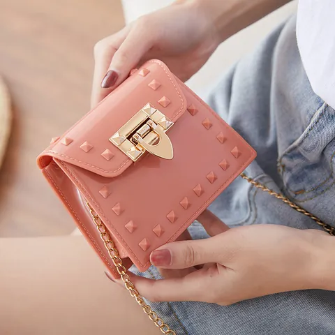 Damen Mode PVC Jelly Mini Quadratische Tasche Mit Gold Nieten Und Kettengurt Kleine Umhängetasche Trendige Einfarbige Handtasche