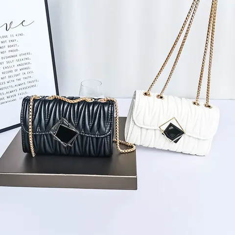 Elegante Bolso de Hombro de Cuero PU Acolchado para Mujer Con Cadena de Metal Dorado Hebilla Geométrica Bolso Cruzado de Moda