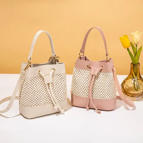 Sac Seau en Cuir PU Patchwork de Paille Décontracté pour Femmes Sac à Main à Cordon pour Vacances d'Été à la Plage avec Bandoulière Réglable