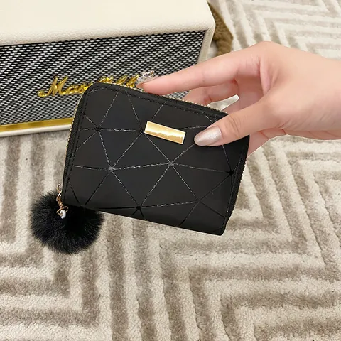 Geometrische Gesteppte Damen Geldbörse Mit Pompon Anhänger PU Leder Reißverschluss Portemonnaie Kleiner Kartenhalter Handtasche