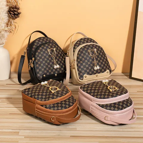 Mini Mochila para Mujer Cuero PU Estampado Monograma Vintage Con Anillo de Metal Oreja de Gato y Borlas de Perlas Artificiales
