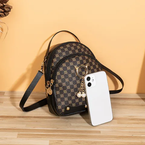 Mini Mochila para Mujer Cuero PU Estampado Monograma Vintage Con Anillo de Metal Oreja de Gato y Borlas de Perlas Artificiales