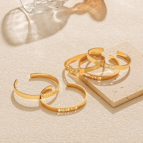 Minimalistischer 18K Vergoldeter Metall Hohl Buchstaben Armreif Für Damen Graviert Lucky Love Wish Believe Dream Schmuck Geschenk