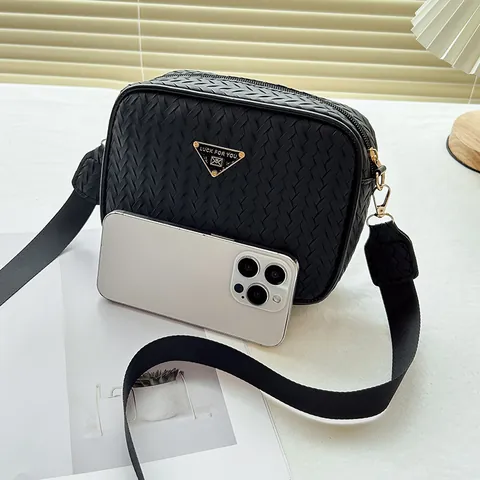 Damen Gewebte PU-Leder Umhängetasche Kameratasche Mit Metall-Dreieck-Logo Mode Mini Schultertasche Mit Breitem Gurt