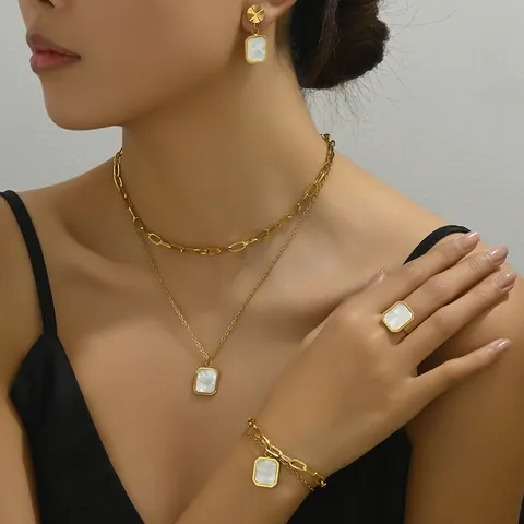 Set Di Gioielli Di Lusso In Rame Placcato Oro Con Collana Bracciale Orecchini E Anello Pendenti In Conchiglia Bianca