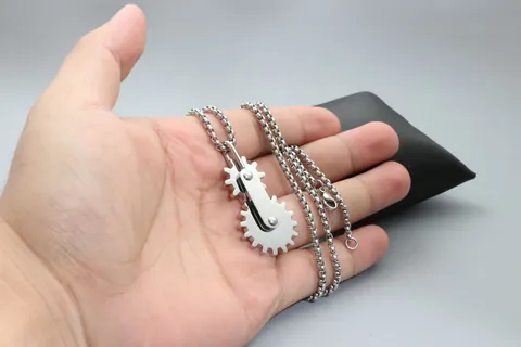 Collier Pendentif Engrenage en Acier Titane Steampunk Industriel Pour Hommes Femmes Argent Punk Style Mécanique Bijoux