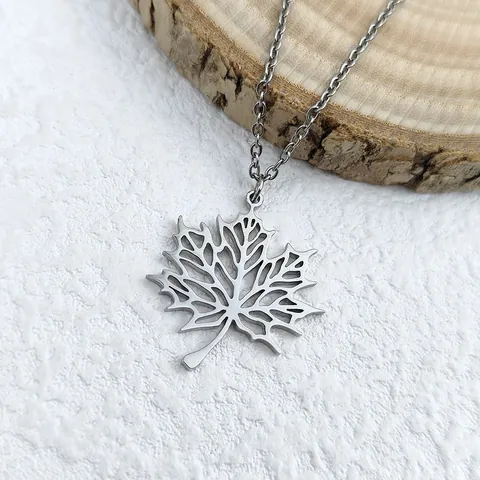 Collier Pendentif Feuille d'Érable Hommes Femmes Acier Inoxydable Charme de Feuille Creuse Bijoux de Mode Cadeau Accessoire