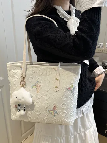 Große Kapazität Schmetterling Bestickte Nylon Einkaufstasche Mit Wolke Anhänger Süße Gesteppte Schulterhandtasche Für Damen Casual Reisen Alltag