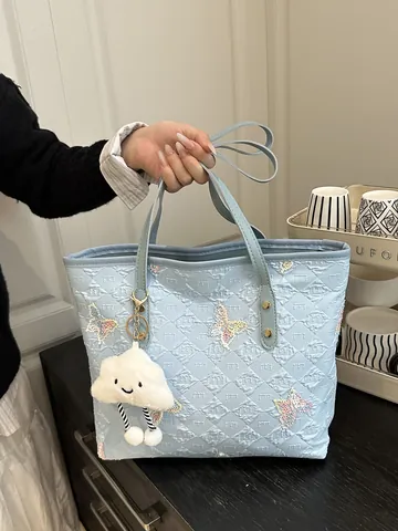 Große Kapazität Schmetterling Bestickte Nylon Einkaufstasche Mit Wolke Anhänger Süße Gesteppte Schulterhandtasche Für Damen Casual Reisen Alltag