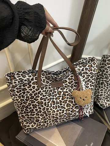Damen Mode Leopardenmuster Große Kapazität Einkaufstasche Vintage Polyester Wildledertextur Schulterhandtasche Mit Plüsch Bär Anhänger