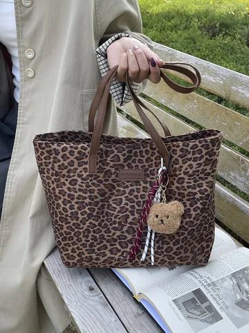 Damen Mode Leopardenmuster Große Kapazität Einkaufstasche Vintage Polyester Wildledertextur Schulterhandtasche Mit Plüsch Bär Anhänger