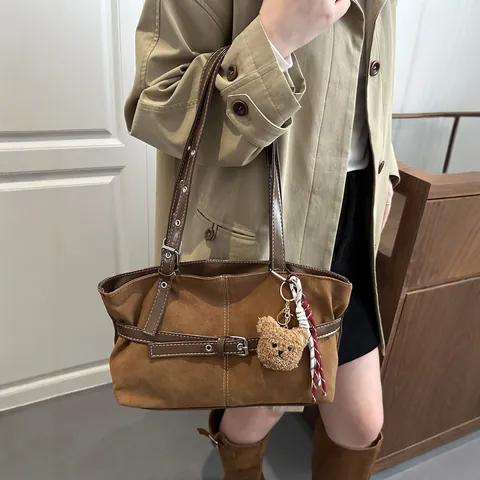 Vintage Wildlederimitat Segeltuch Tragetasche Für Damen Große Kapazität Schulter Achsel Handtasche Mit Bärenanhänger Pendeln