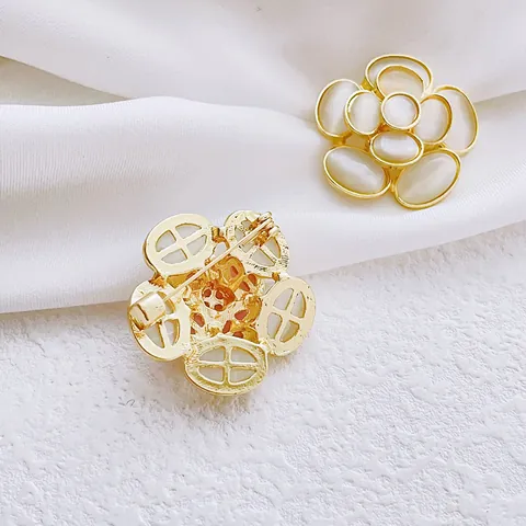 Elegante Broche Anillo de Flor de Camelia con Ojo de Gato Aleación Chapado en Oro Joyería de Moda Para Mujer Accesorios de Ropa Regalo Fiesta