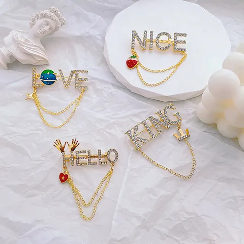 Exquisite Brosche Aus Legierung Mit Strass Buchstaben Und Quastenkette NICE HELLO LOVE KING Charm Pins Für Anzug Pullover Mode Schmuck