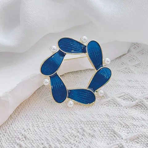 Vintage Blue Enamel Flower Wreath Brooch Pin With Pearls Gold Plated Alloy Geometric Circle Lapel Pin For Women Suit Coat Jewelry