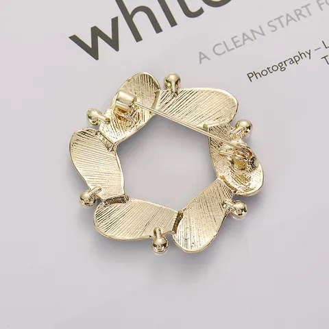 Vintage Blue Enamel Flower Wreath Brooch Pin With Pearls Gold Plated Alloy Geometric Circle Lapel Pin For Women Suit Coat Jewelry