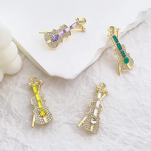 Elegante Spilla a Forma di Violino in Lega Con Strass e Perla Artificial Placcata in Oro Cristallo Colorato Spilla da Donna Gioielli