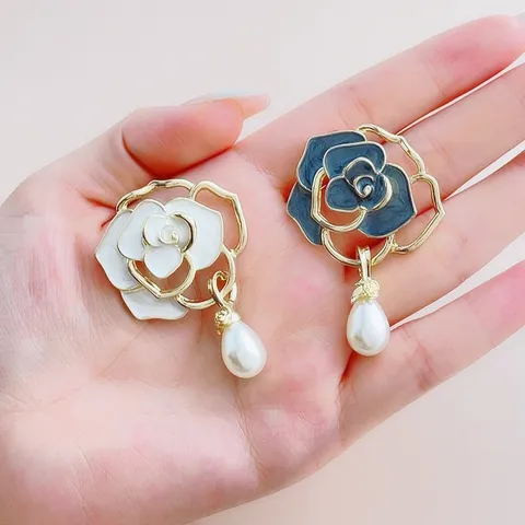 French Vintage Camellia Flower Brooch For Women Gold Plated Zinc Alloy Enamel Floral Brooch Pin With Drop Artificial Pearl Pendant