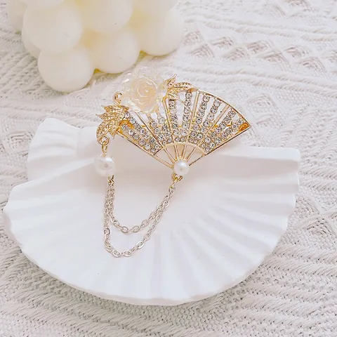 Vintage Chinese Style Gold Fan Shaped Brooch For Women Zinc Alloy Rhinestone Flower Pin With Pearl Tassel Chain Jewelry