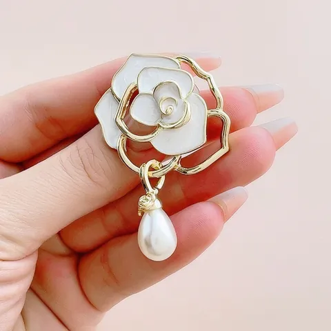 French Vintage Camellia Flower Brooch For Women Gold Plated Zinc Alloy Enamel Floral Brooch Pin With Drop Artificial Pearl Pendant