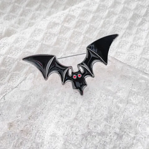 Gothic Bat Wings Brooch Pin Zinc Alloy Enamel Demon Bat Lapel Pin With Red Rhinestone Eyes Halloween Party Jewelry Gift