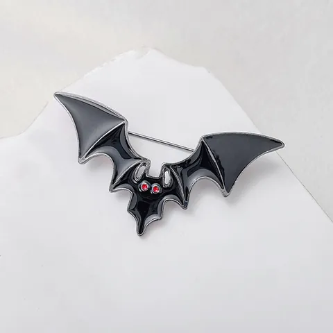 Gothic Bat Wings Brooch Pin Zinc Alloy Enamel Demon Bat Lapel Pin With Red Rhinestone Eyes Halloween Party Jewelry Gift