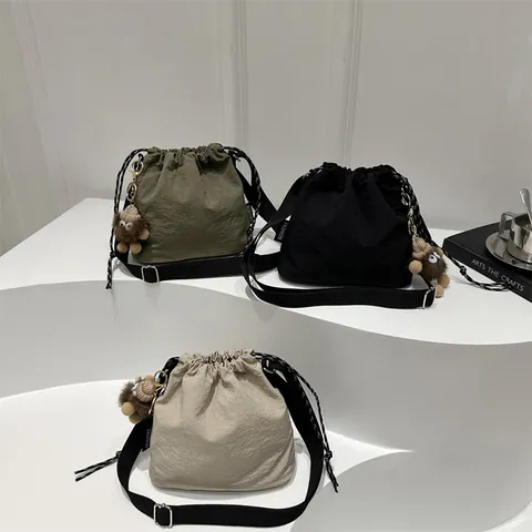 Damen Casual Nylon Plissiert Beuteltasche Mit Plüsch Anhänger Leichtgewicht Kordelzug Schulter Umhängetasche Mode Streetwear Einfarbig Tasche