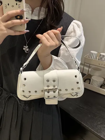 Y2K Punk Niet Unterarmtasche Damen Glänzendes PU Leder Baguette Schultertasche Mit Silberner Metallschnalle Ösen Streetwear Party Handtasche