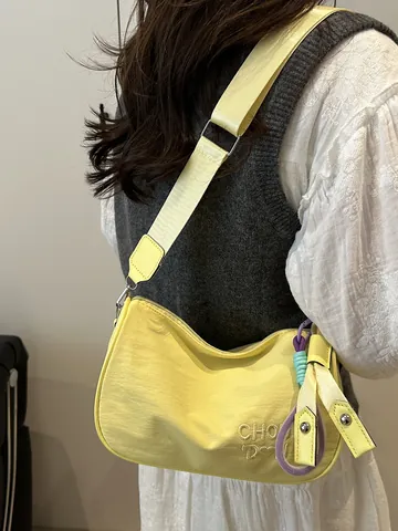 Damen Casual Nylon Kissentasche Buchstabe Herz Stickerei Crossbody Umhängetasche Mit Verstellbarem Breitem Riemen Und Farblock-Anhänger