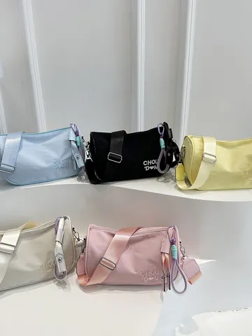 Damen Casual Nylon Kissentasche Buchstabe Herz Stickerei Crossbody Umhängetasche Mit Verstellbarem Breitem Riemen Und Farblock-Anhänger