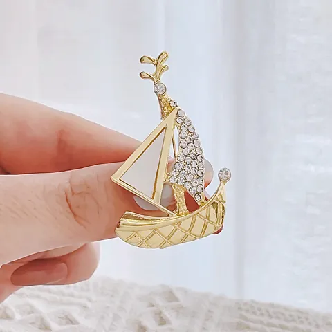 Luxury Creative Gold Sailboat Brooch For Men Women Rhinestone Inlaid Alloy Sailing Ship Lapel Pin Suit Accessories Gift