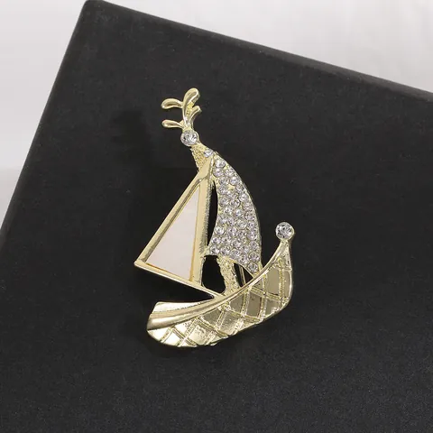 Luxury Creative Gold Sailboat Brooch For Men Women Rhinestone Inlaid Alloy Sailing Ship Lapel Pin Suit Accessories Gift
