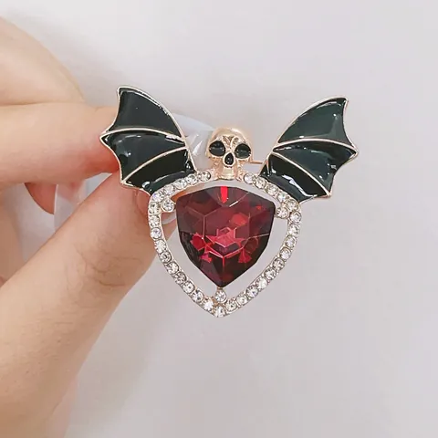 Gothic Halloween Bat Wings Skull Brooch Pin For Women Men Vintage Zinc Alloy Heart Crystal Rhinestone Enamel Jewelry Accessory