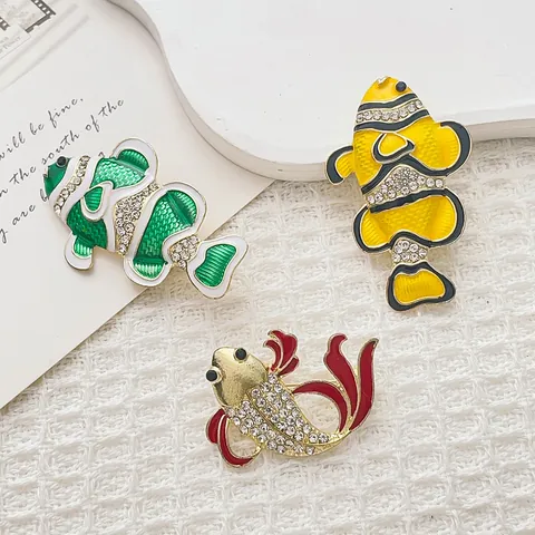 Lindo Broche de Pez Tropical con Strass para Mujer Aleación de Zinc Esmalte Forma Pez Dorado Pez Payaso Joyería Regalo