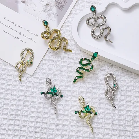 Vintage Personalized Snake Brooch Pin Alloy Rhinestone Zodiac Animal Brooches For Women Men Clothing Accessories Jewelry Gift