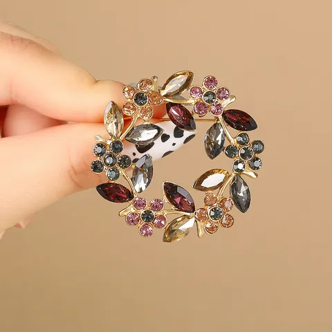 Hochwertige Vintage Blumenkranz Brosche Damen Legierung Strass Kristall Floral Anstecknadel Elegante Kleidung Dekoration Schmuck
