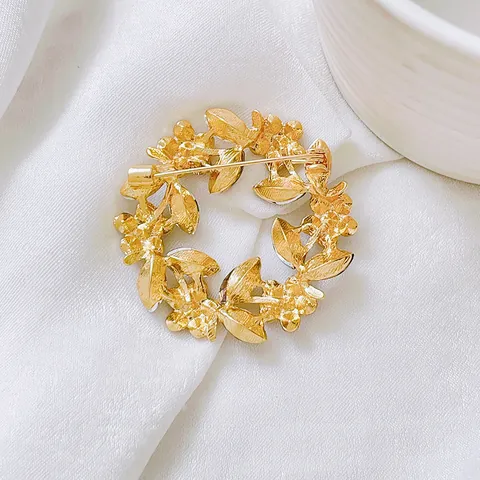 Hochwertige Vintage Blumenkranz Brosche Damen Legierung Strass Kristall Floral Anstecknadel Elegante Kleidung Dekoration Schmuck