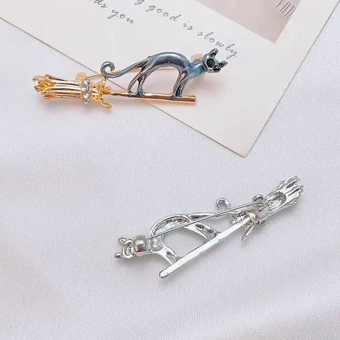 Broche Vintage en Alliage de Zinc Chat sur un Balai Avec Émail Bleu Strass Bijoux Magiques Sorcière Cadeau Halloween Femme