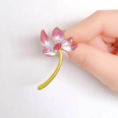 Broche Fleur de Lotus en Émail Vintage pour Femme Alliage Plaqué Or Künstliche Perle d'imitation Strass Accessoire de Costume Élégant