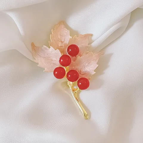 Spilla Vintage in Smalto con Foglia di Acero per Donna Lega di Zinco Foglia Rosa Bacche Rosse Spilla Elegante per Vestiti
