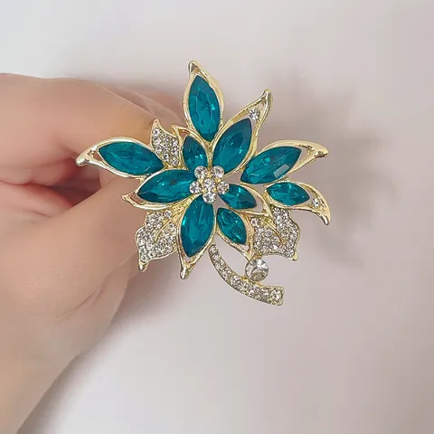 Vintage Crystal Flower Brooch For Women Zinc Alloy Rhinestone Floral Pin Elegant Dress Accessories For Wedding Banquet
