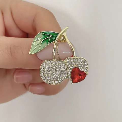 Spilla a Ciliegia Dolce Coreana Con Gemma a Cuore Rosso Foglia di Smalto Strass Lega Frutta Spilla per Donna Gioielli