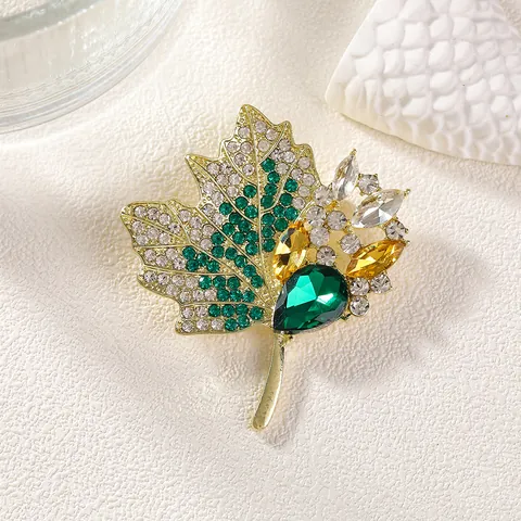 Squisita Spilla con Strass a Foglia di Acero per Donna in Lega di Zinco Placcata Oro con Gemma Artificiale Verde per Completo