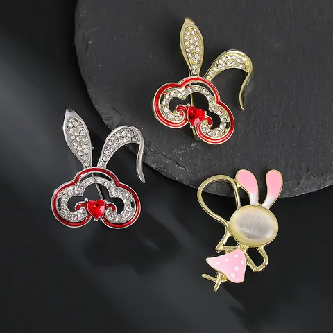 Simpatica Spilla a Forma di Coniglio Animale per Donna Lega Strass Smalto Cuore Pin Stile Cinese Gioielli Regalo