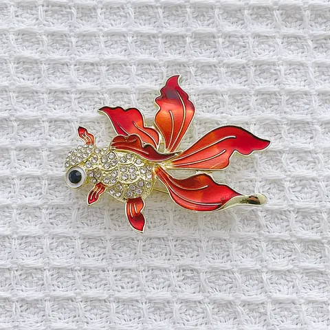 Spilla a Forma di Pesce Rosso in Stile Cinese Vintage per Donna Lussuosa Lega con Strass Intarsiati Pin Koi Rosso Smalto Gioielli