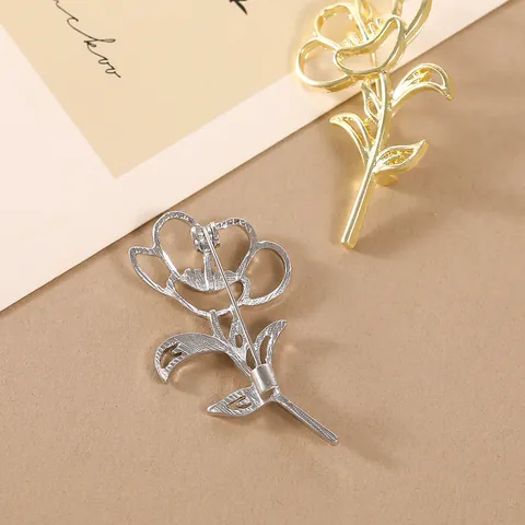Spilla a Forma di Rosa Traforata in Lega di Zinco Minimalista Elegante Spilla Floreale Oro Argento Galvanizzata Gioielli da Donna